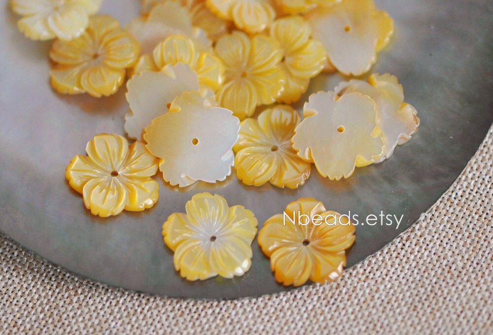 10pcs Yellow Mother of Pearl Shell Carved Flowers 15mm Center Drill Flat Back (V1218)