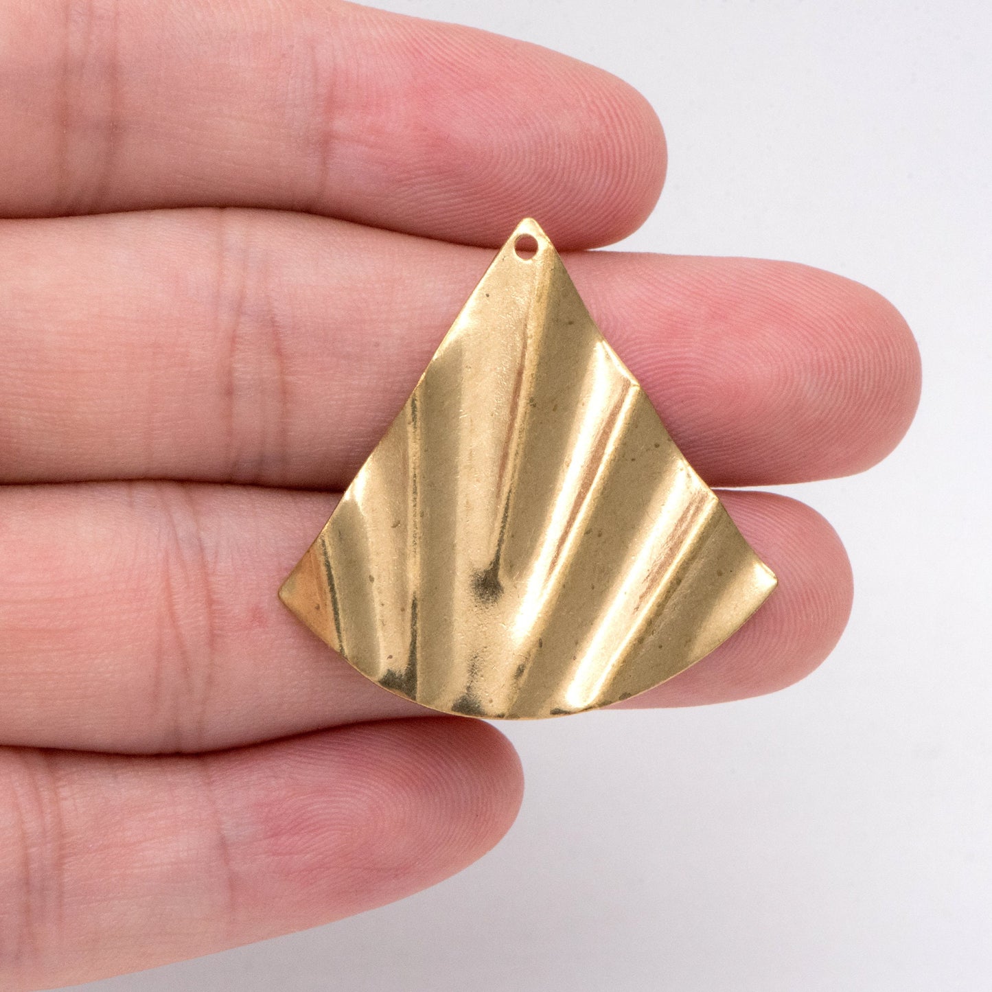 10pcs Raw Brass Ribbed Fan Charm Pendants 32x32mm, Brass Findings Wholesale (RB-252)