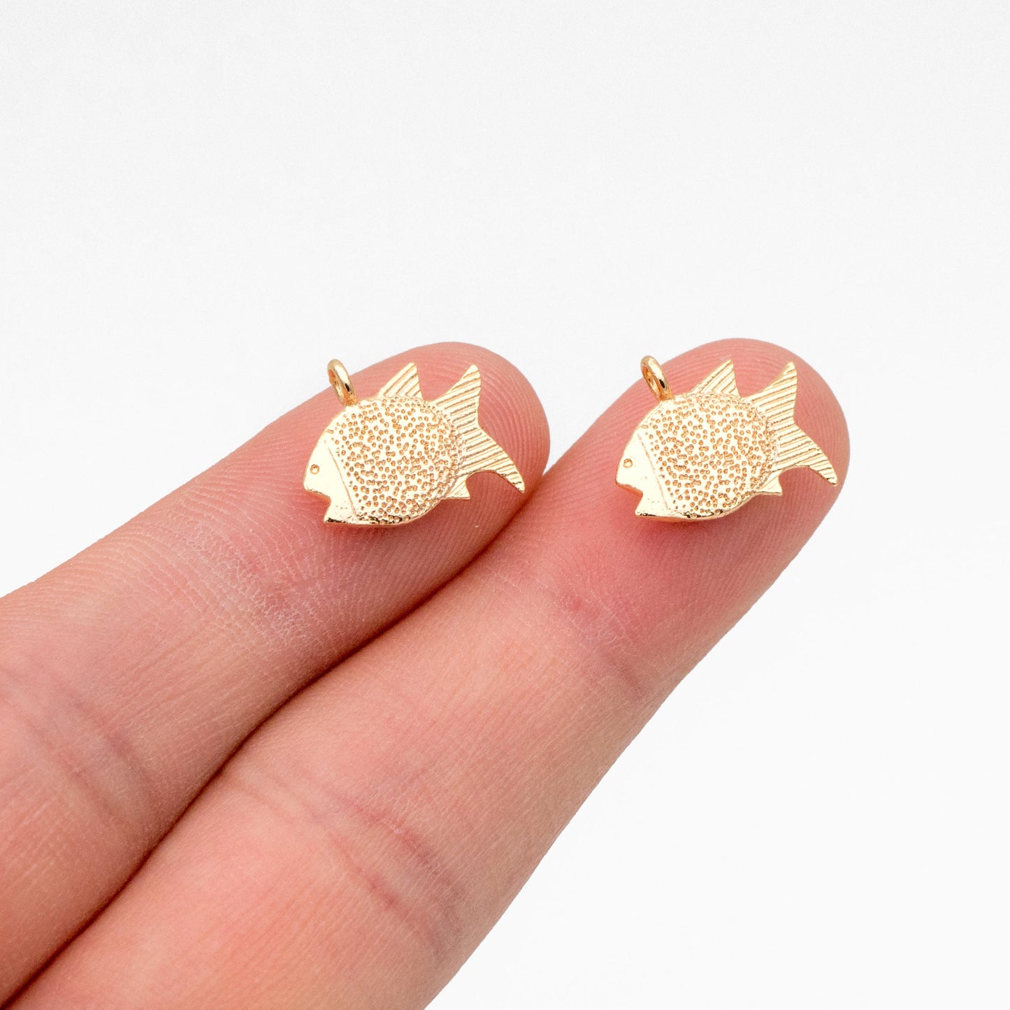 10pcs Gold Fish Charms, Gold Plated Brass, Fish Pendants (GB-3936-D)