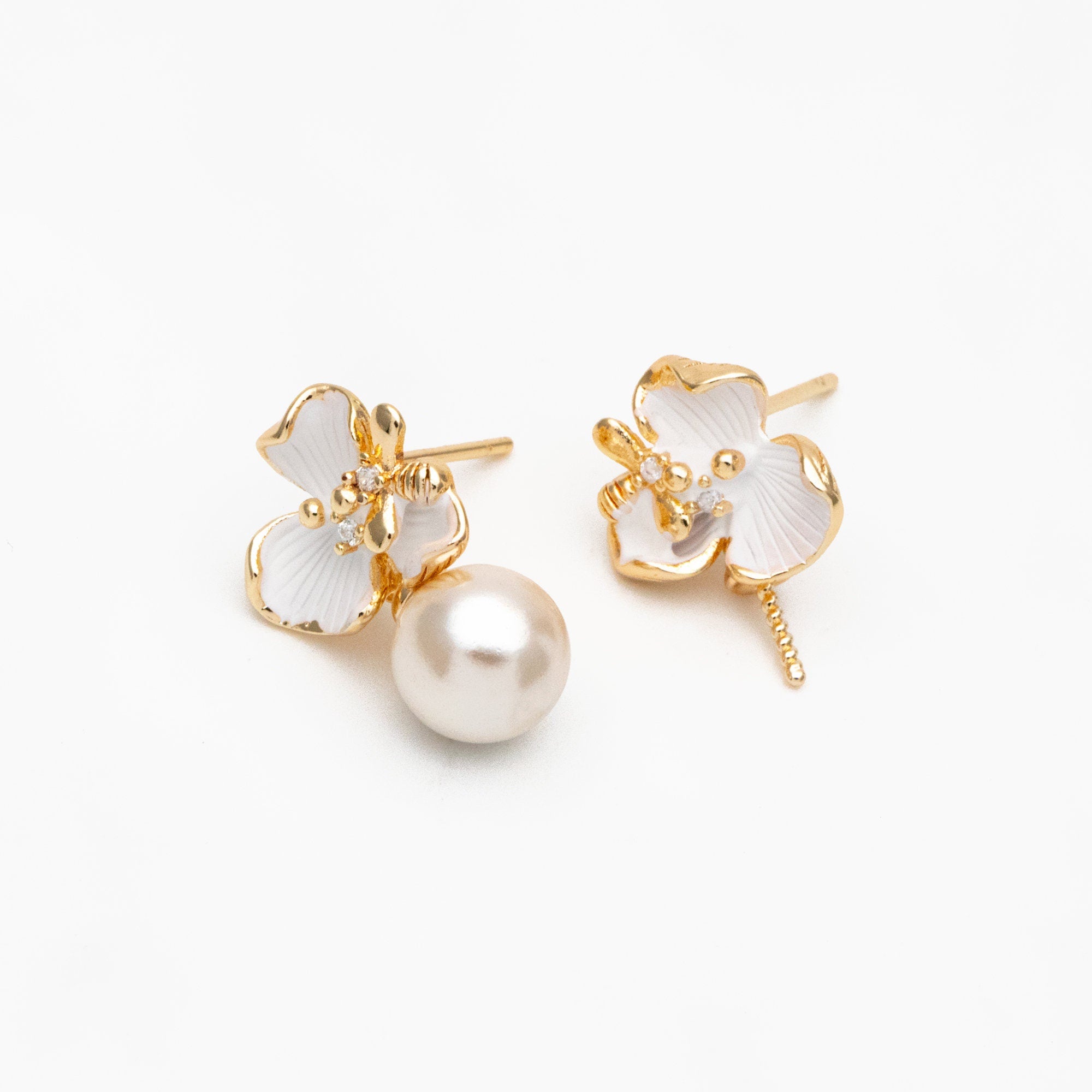 4pcs White Enamel Flower and Bee Earrings, Pearl Earring Mounts, Half Drilled Pearls Earring Settings (GB-4448)