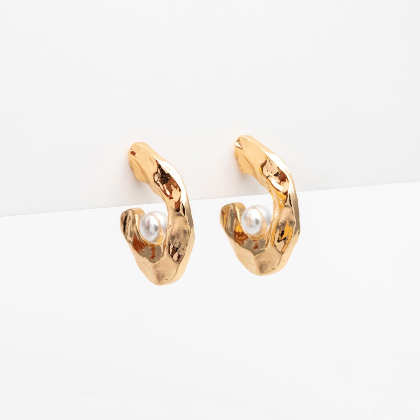 4pcs Gold Hammered Hoop Earrings with Glass Pearl (GB-2062)