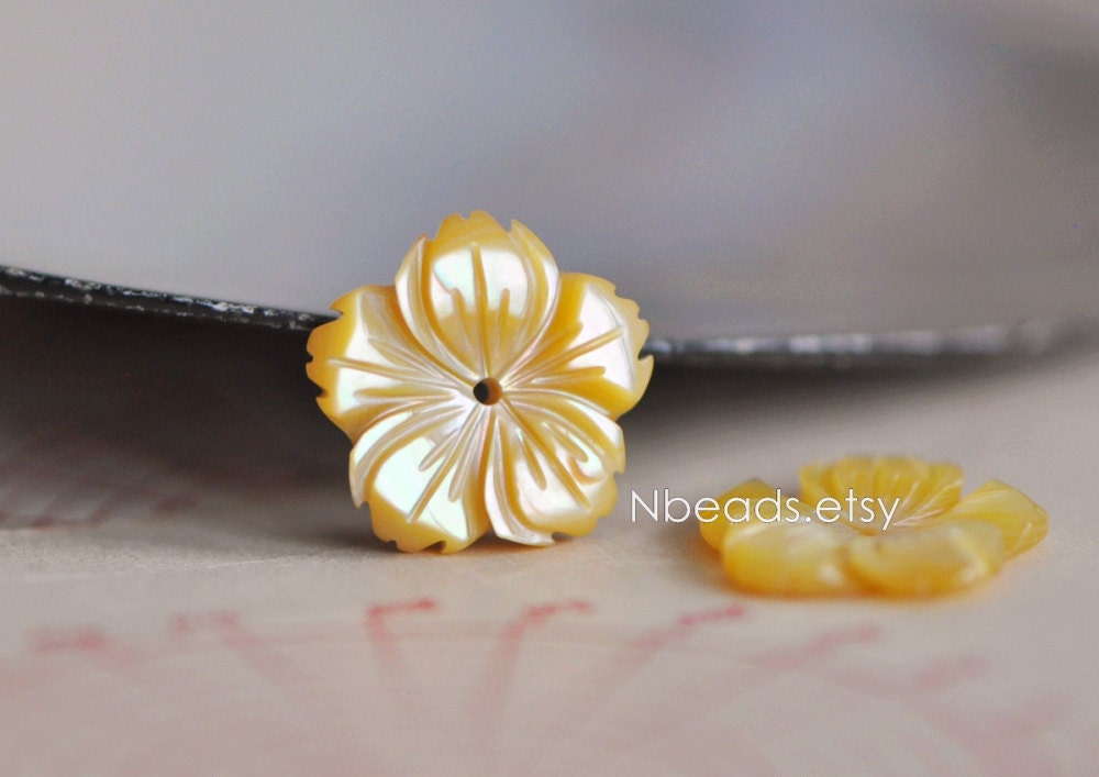 10pcs Yellow Mother of Pearl Shell Carved Flowers 15mm Center Drill Flat Back (V1218)
