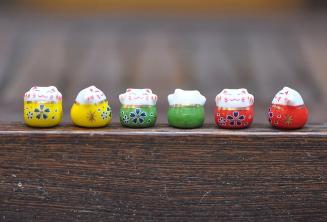 10 beads- Porcelain Lucky Cat beads 15mm, Ceramic Maneki Neko, Drilled with Large Hole, Yellow Green Red Pink Kawaii Cat -(TC-151)