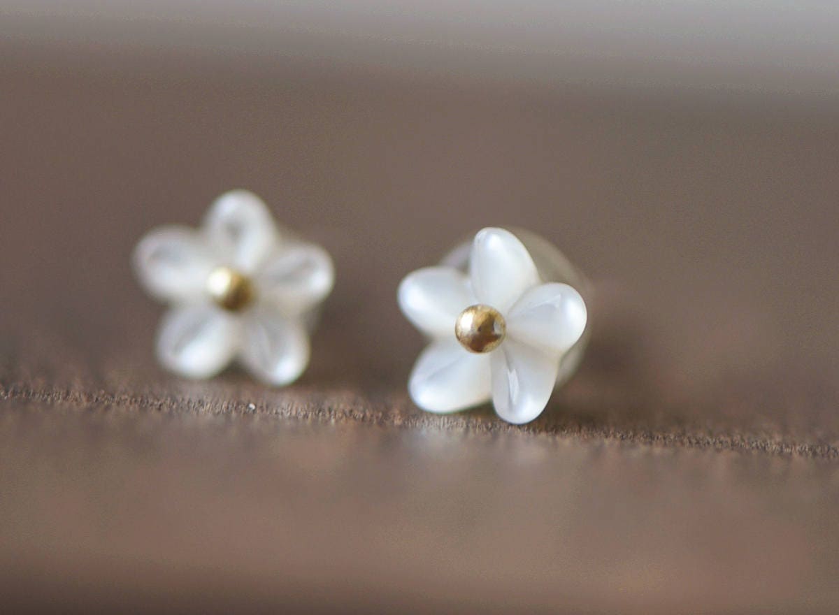 10pcs White Mother of Pearl Carved 3D Flowers 6/ 10mm, Center Drilled Shell Beads (#V1296)