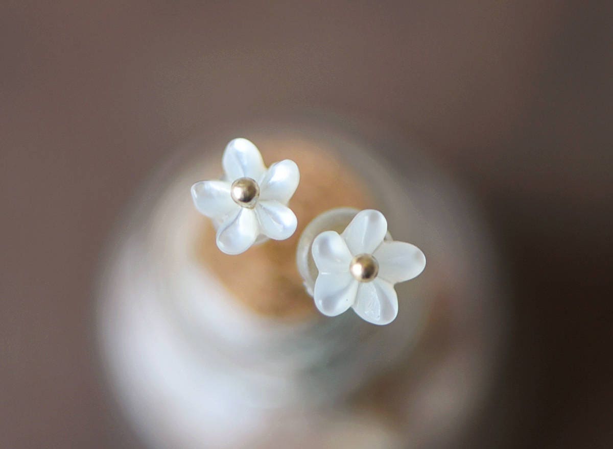 10pcs White Mother of Pearl Carved 3D Flowers 6/ 10mm, Center Drilled Shell Beads (#V1296)