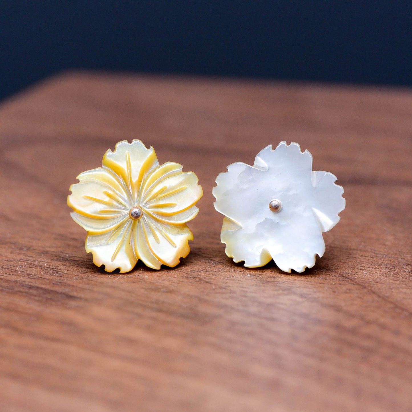 10pcs Yellow Mother of Pearl Shell Carved Flowers 15mm Center Drill Flat Back (V1218)