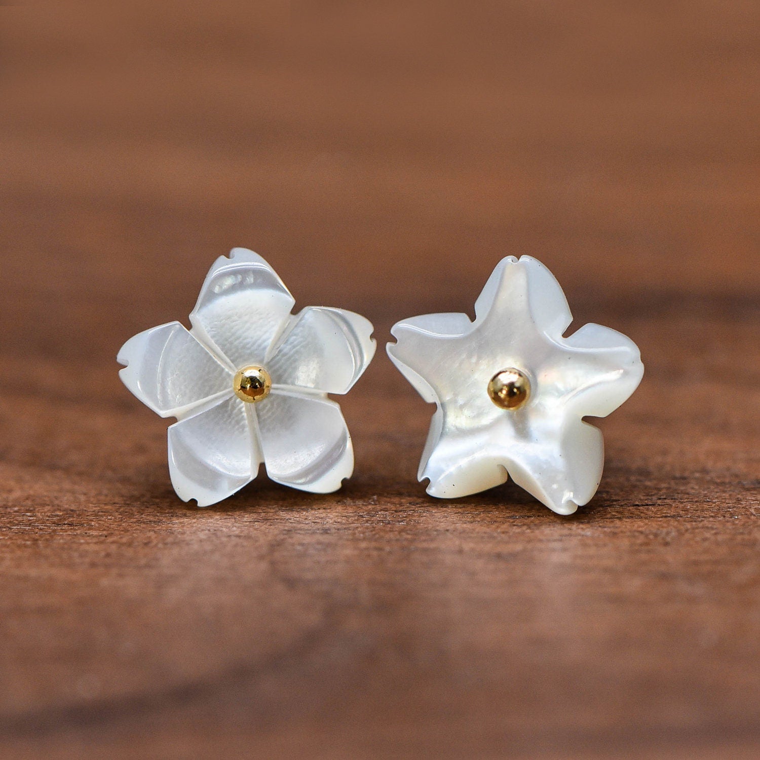 White Mother of Pearl Shell Sakura Flower Beads 10mm -V1024 / 10Pcs