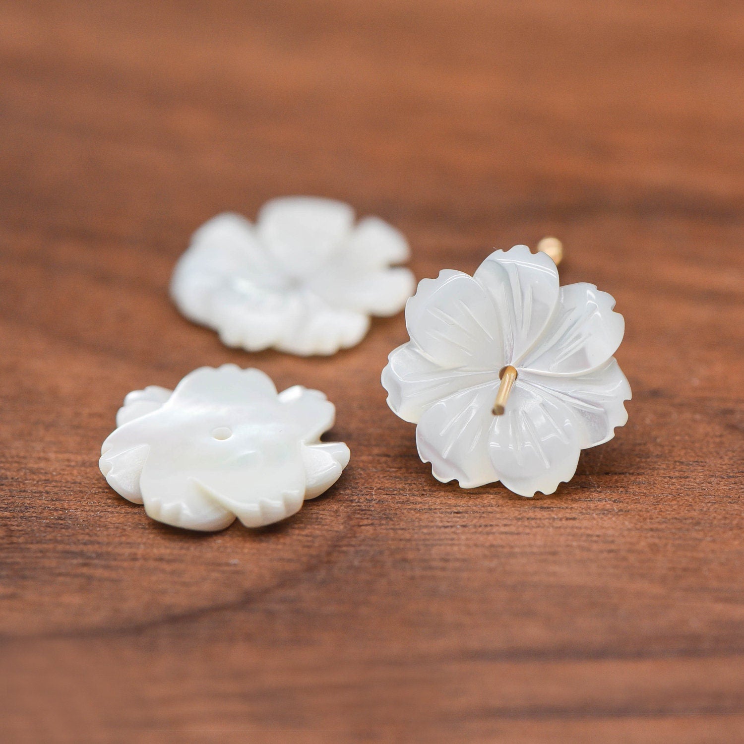10pcs Carved White Mother of Pearl Shell Flowers 14mm Flat Back -(V1123)