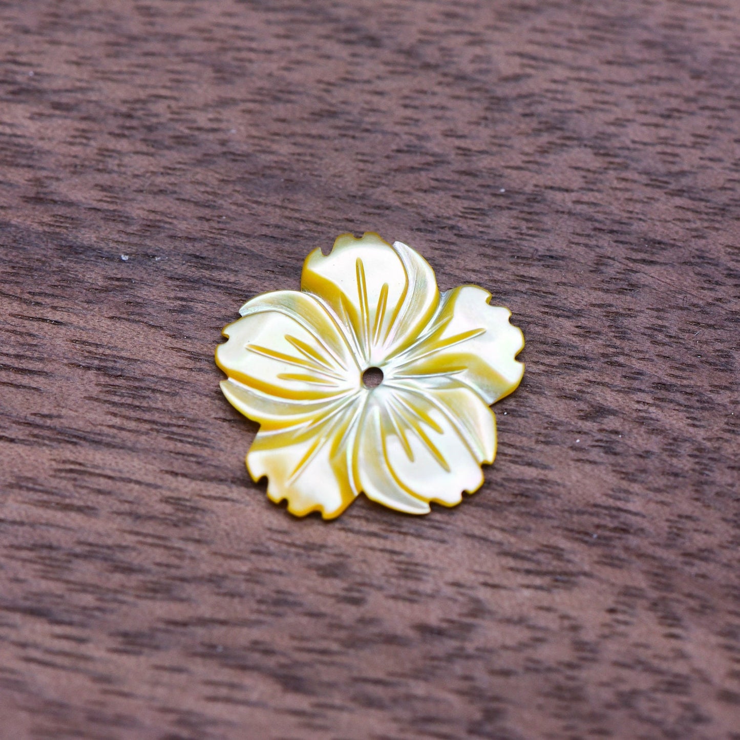 10pcs Yellow Mother of Pearl Shell Carved Flowers 15mm Center Drill Flat Back (V1218)