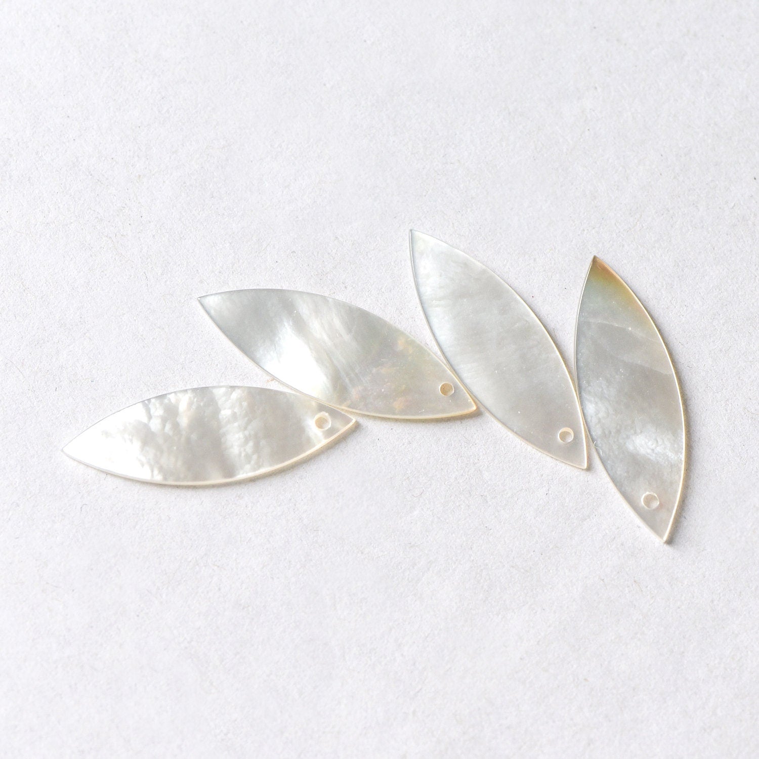 10pcs Mother of Pearl Leaf Charms, White MOP Shell Oval Pendants 23mm (#V1341)