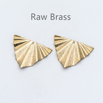 20pcs Raw Brass Triangle Charm, Ribbed Geometric Pendants 29mm, Brass Findings Wholesale (RB-148)