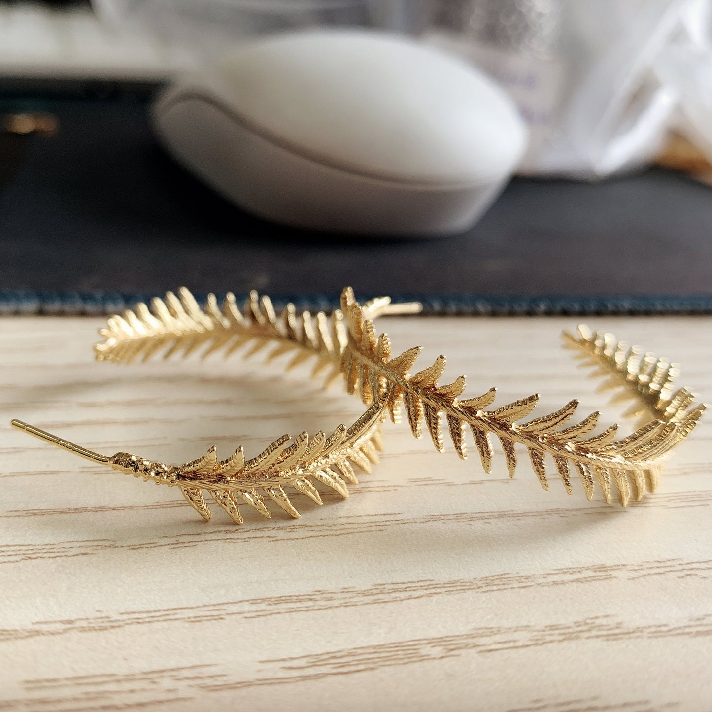 4pcs Gold / Silver Tone Feather Earring Studs 34mm, 18K Gold/ Rhodium plated Brass, Round Circle Leaf Earring (GB-1050)