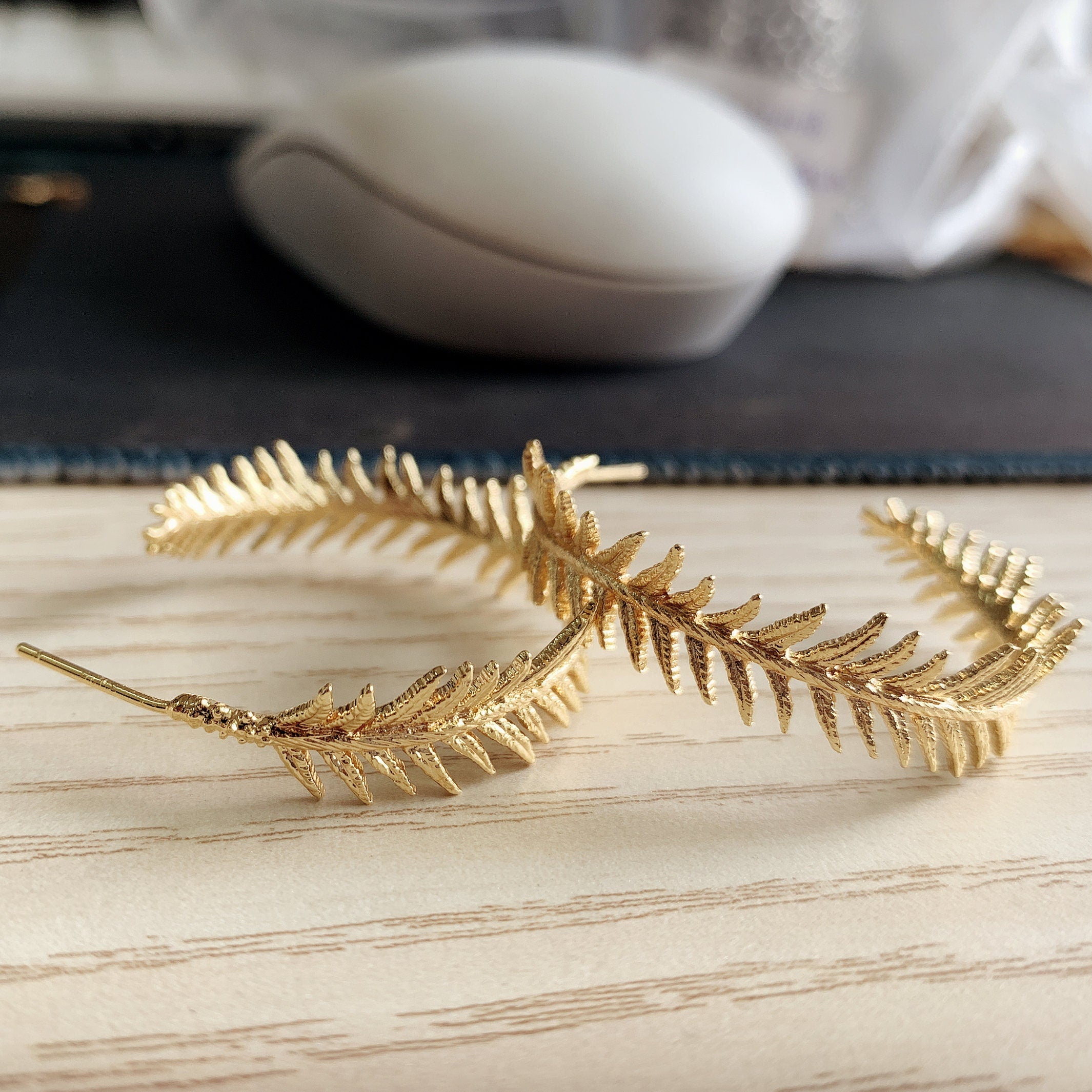 4pcs Gold / Silver Tone Feather Earring Studs 34mm, 18K Gold/ Rhodium plated Brass, Round Circle Leaf Earring (GB-1050)