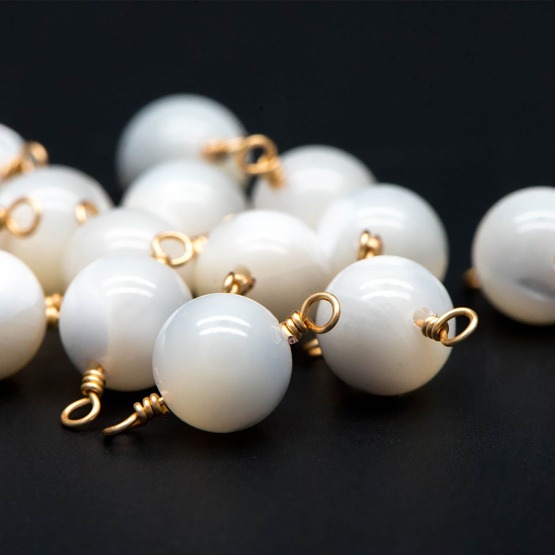 10pcs White Mother of Pearl Connector, Smooth Round Shell Charms, Natural MOP Ball Pendants, Gold Wired Findings Wholesale -(V1384)
