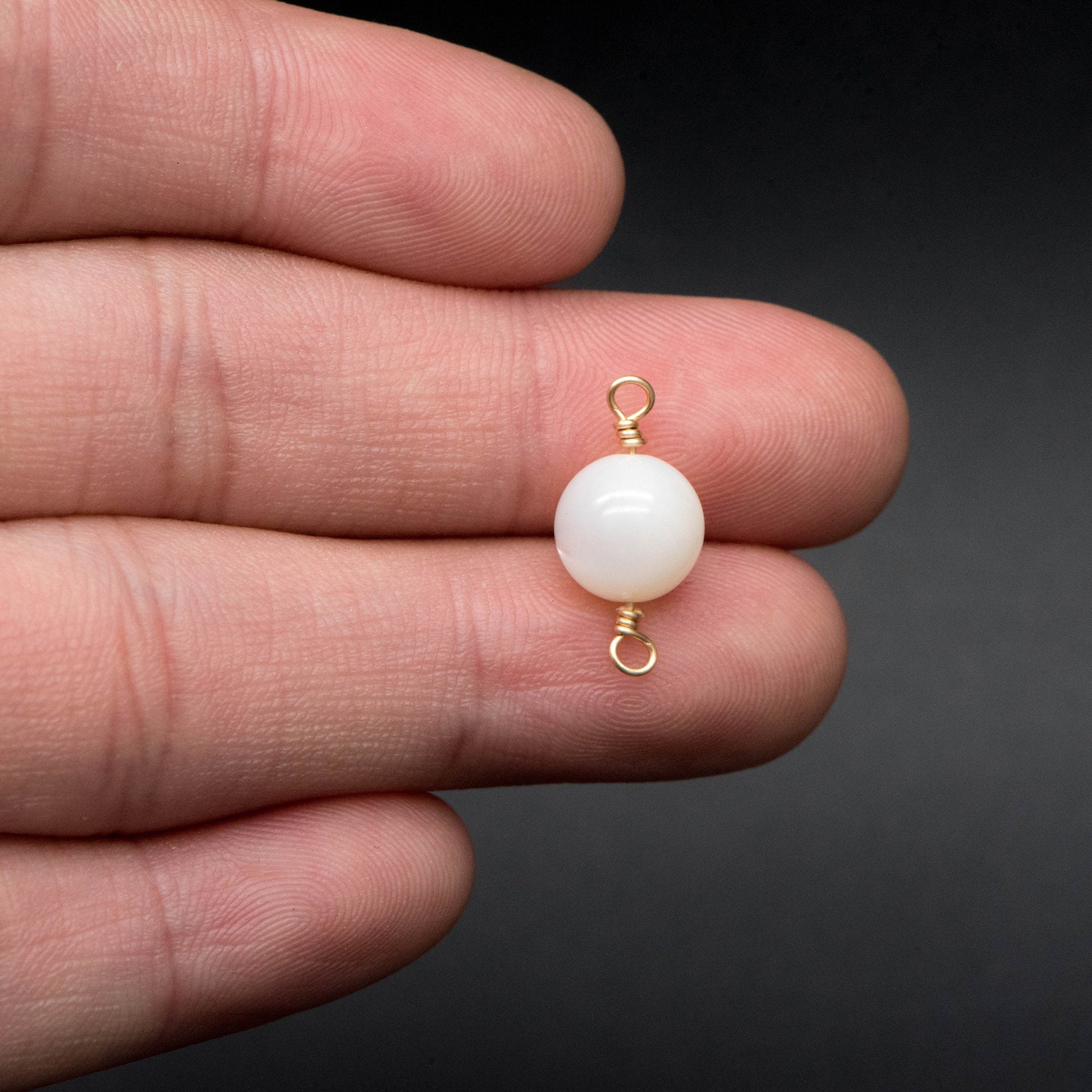 10pcs White Mother of Pearl Connector, Smooth Round Shell Charms, Natural MOP Ball Pendants, Gold Wired Findings Wholesale -(V1384)