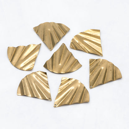 10pcs Raw Brass Ribbed Fan Charm Pendants 32x32mm, Brass Findings Wholesale (RB-252)