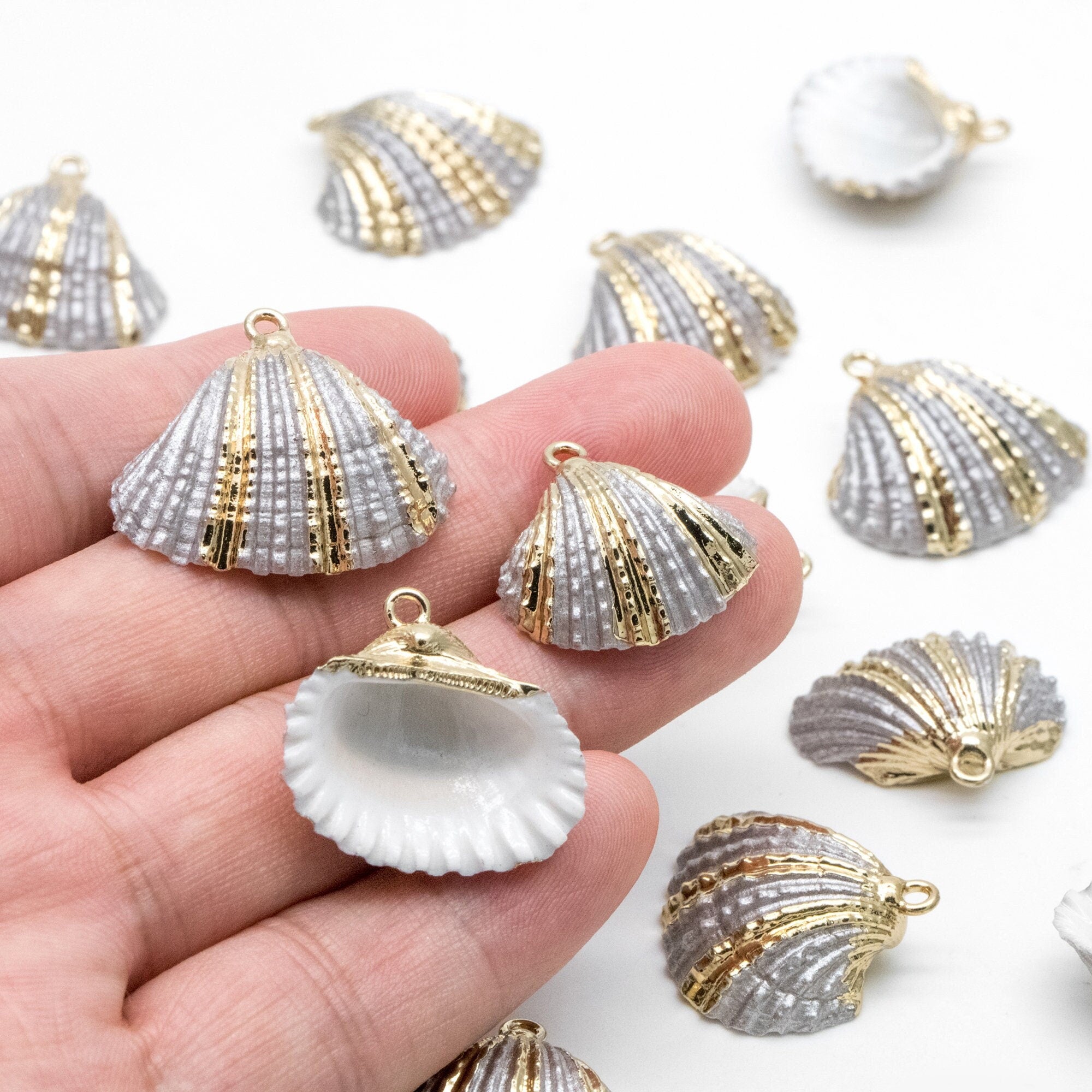 10pcs Natural Shell Charms, Gold plated Shell Pendants, Grey Striped Pattern (#V1400)