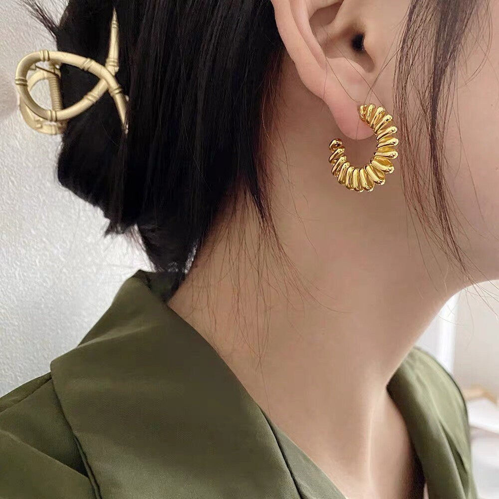 4pcs Gold Round Circle Ear Posts 26mm, Twisted Wire Stud Earrings, Simple Geometric Hoop Earrings (GB-3375)