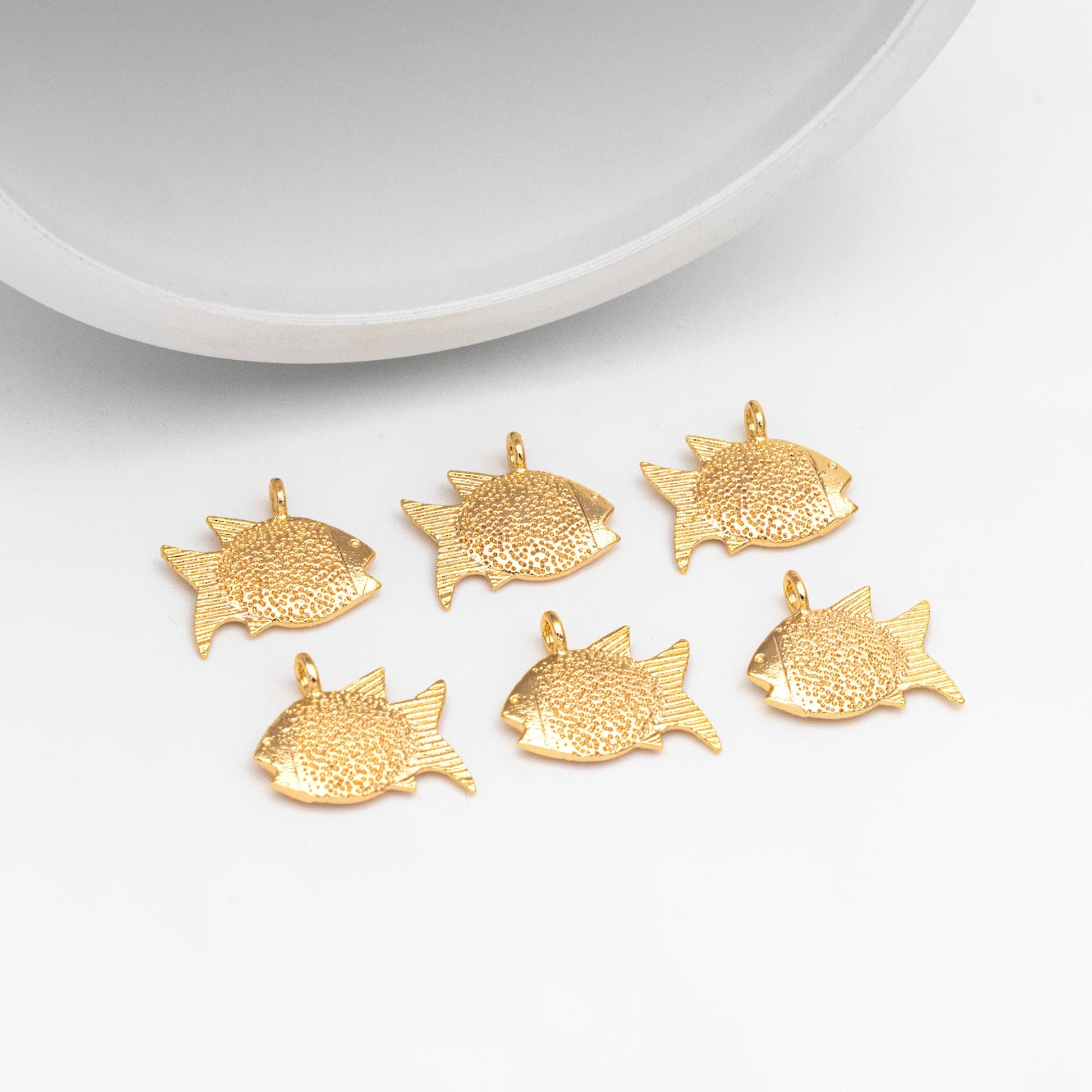 10pcs Gold Fish Charms, Gold Plated Brass, Fish Pendants (GB-3936-D)