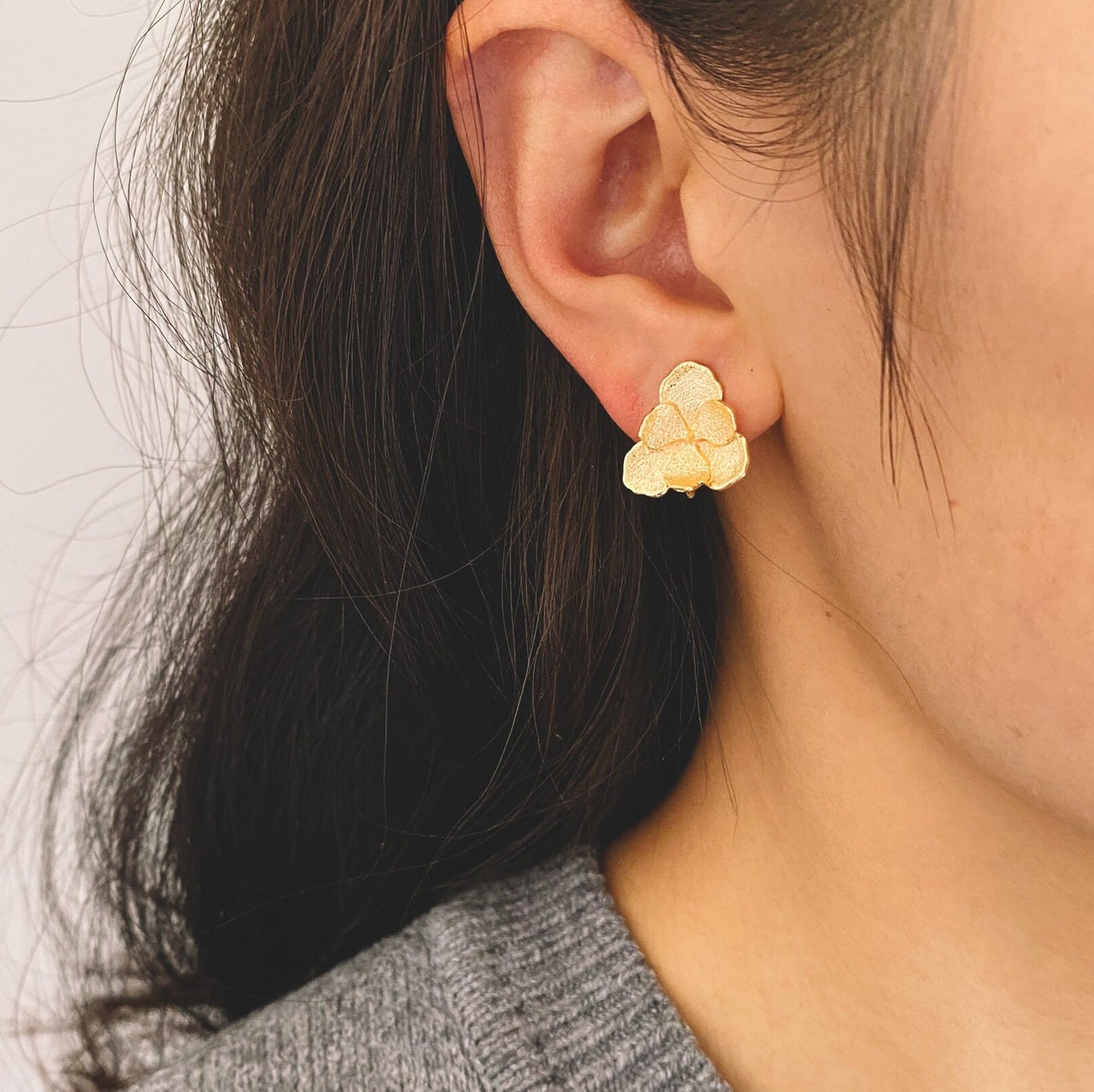 10pcs Gold Rough Flower Ear Posts 15x15mm, Pearl Peg Earring Mounts, Foral Stud Earrings with Peg (GB-3212)