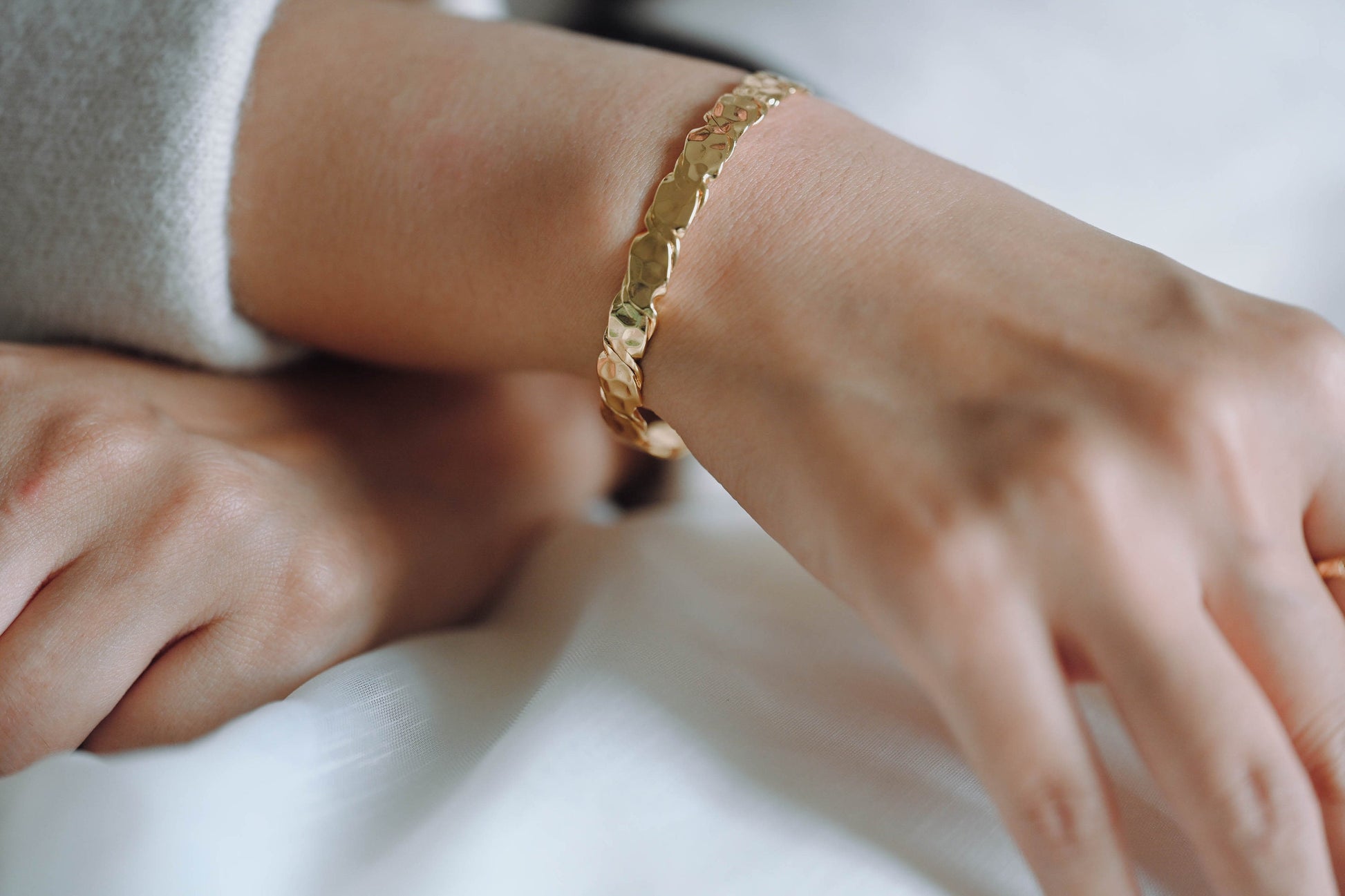 1pcs Gold Hammered Bangle Bracelet, Stackable Bracelets, Adjustable Bangle Bracelet (GB-3533)