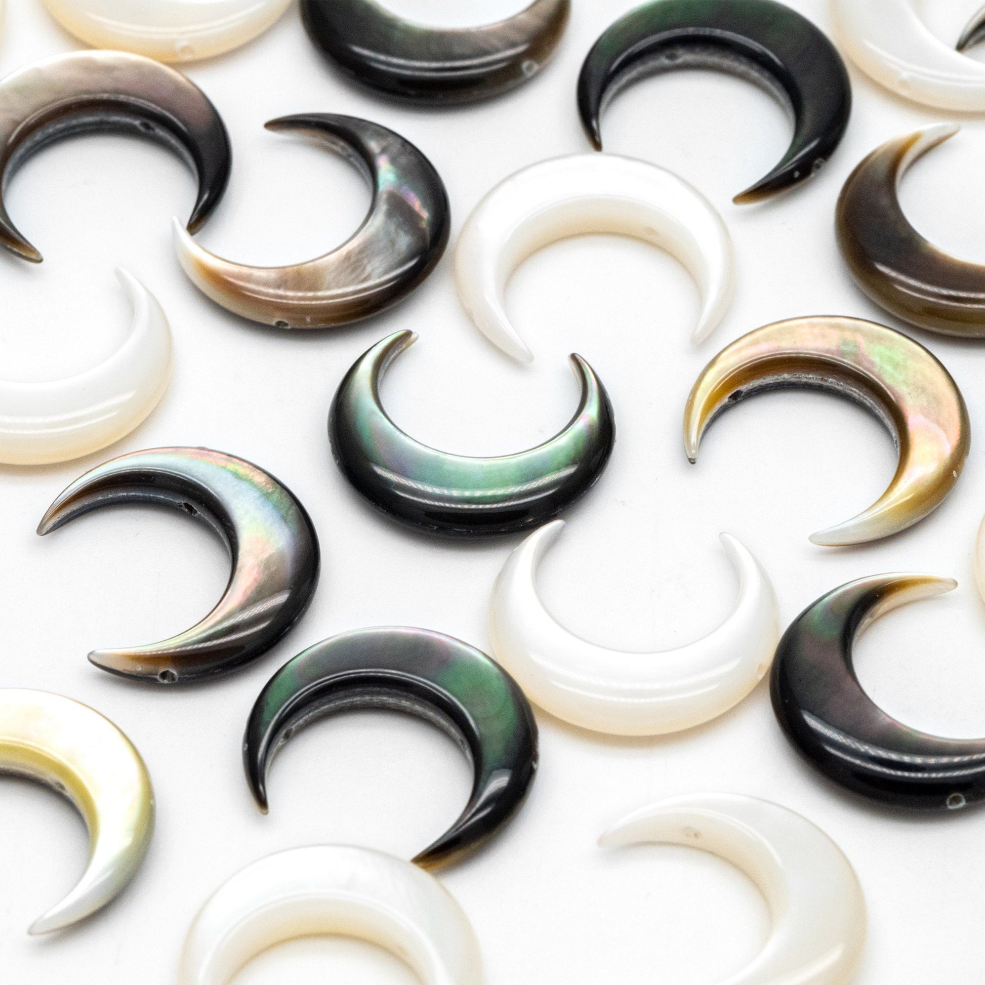 4pcs Mother of Pearl Crescent Moon Beads, Natural MOP Shell Moon Charms 15mm (V1427)