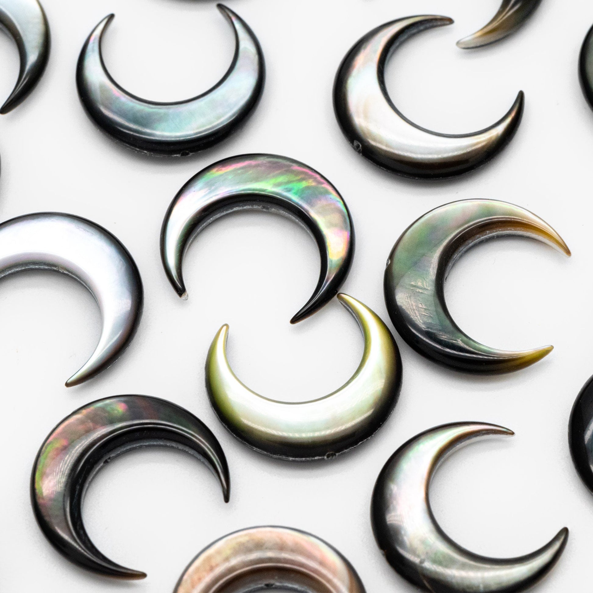 4pcs White/ Black mother of Pearl Crescent Moon Charms, Natural MOP Shell Horn Pendant 15mm (V1433)