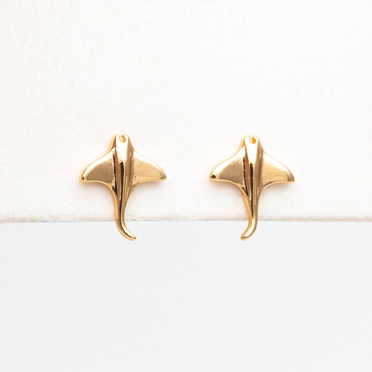 10pcs Gold Manta Ray Earrings, Gold plated Brass, Stingray Fish Stud Earrings (GB-4107)