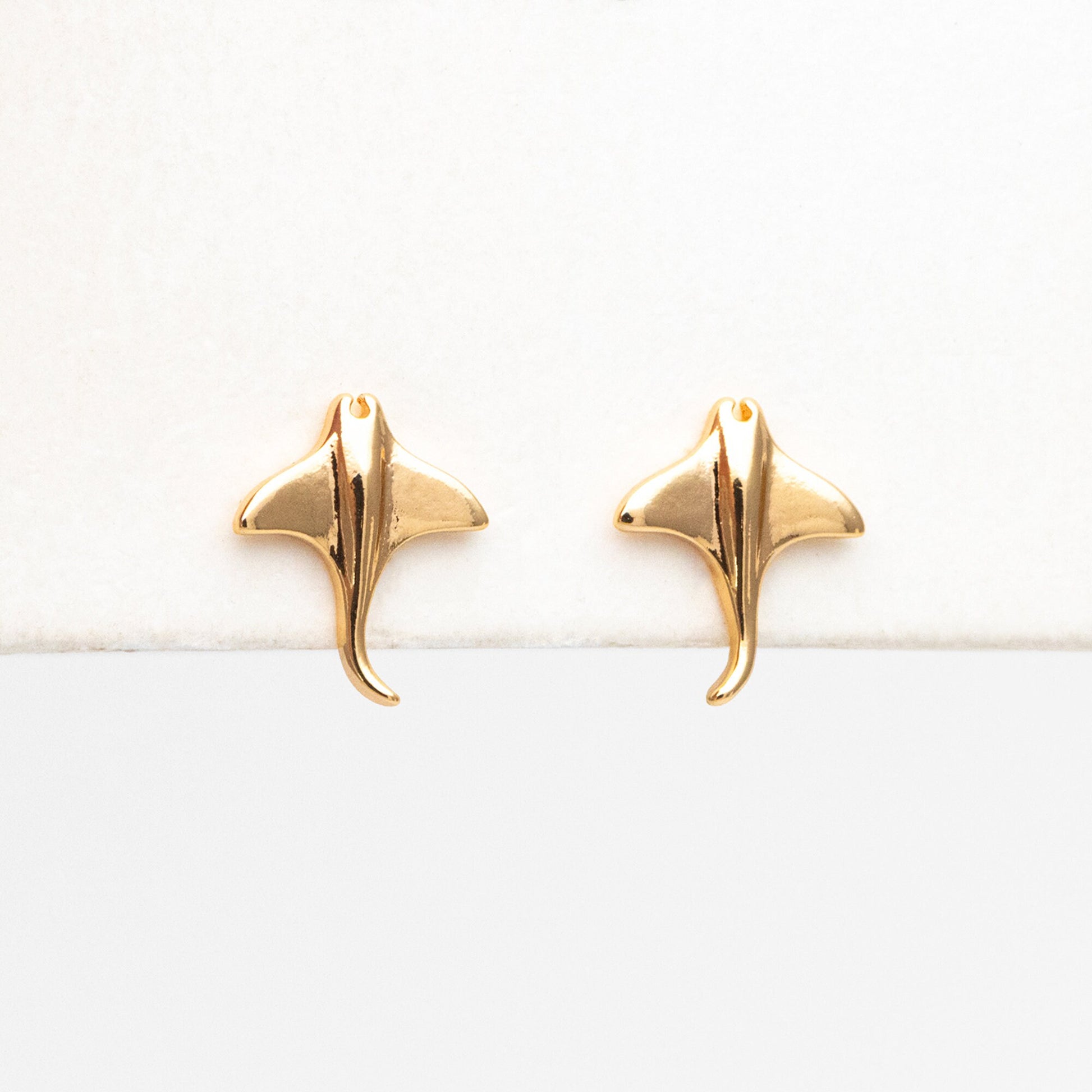 10pcs Gold Manta Ray Earrings, Gold plated Brass, Stingray Fish Stud Earrings (GB-4107)