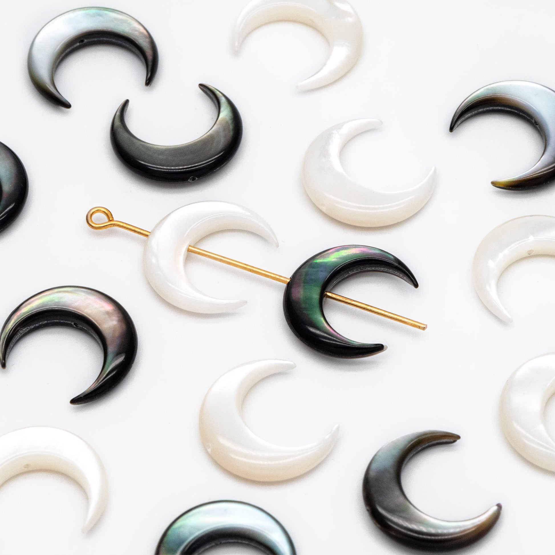 4pcs White/ Black mother of Pearl Crescent Moon Charms, Natural MOP Shell Horn Pendant 15mm (V1433)