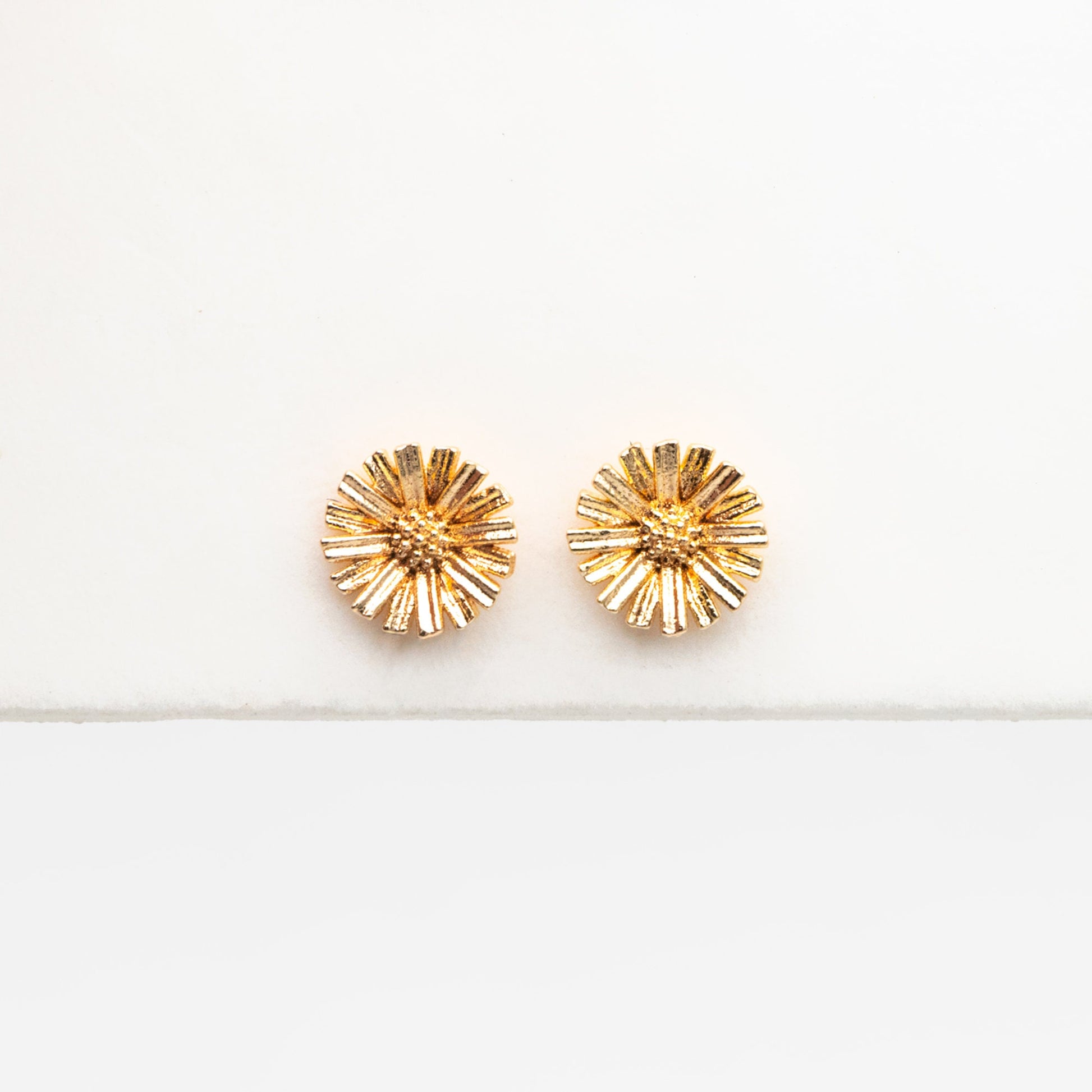 10pcs Gold Tiny Daisy Earrings 6.5mm, Gold Plated Brass, Minimalist Daisy Stud Earrings (GB-4258)
