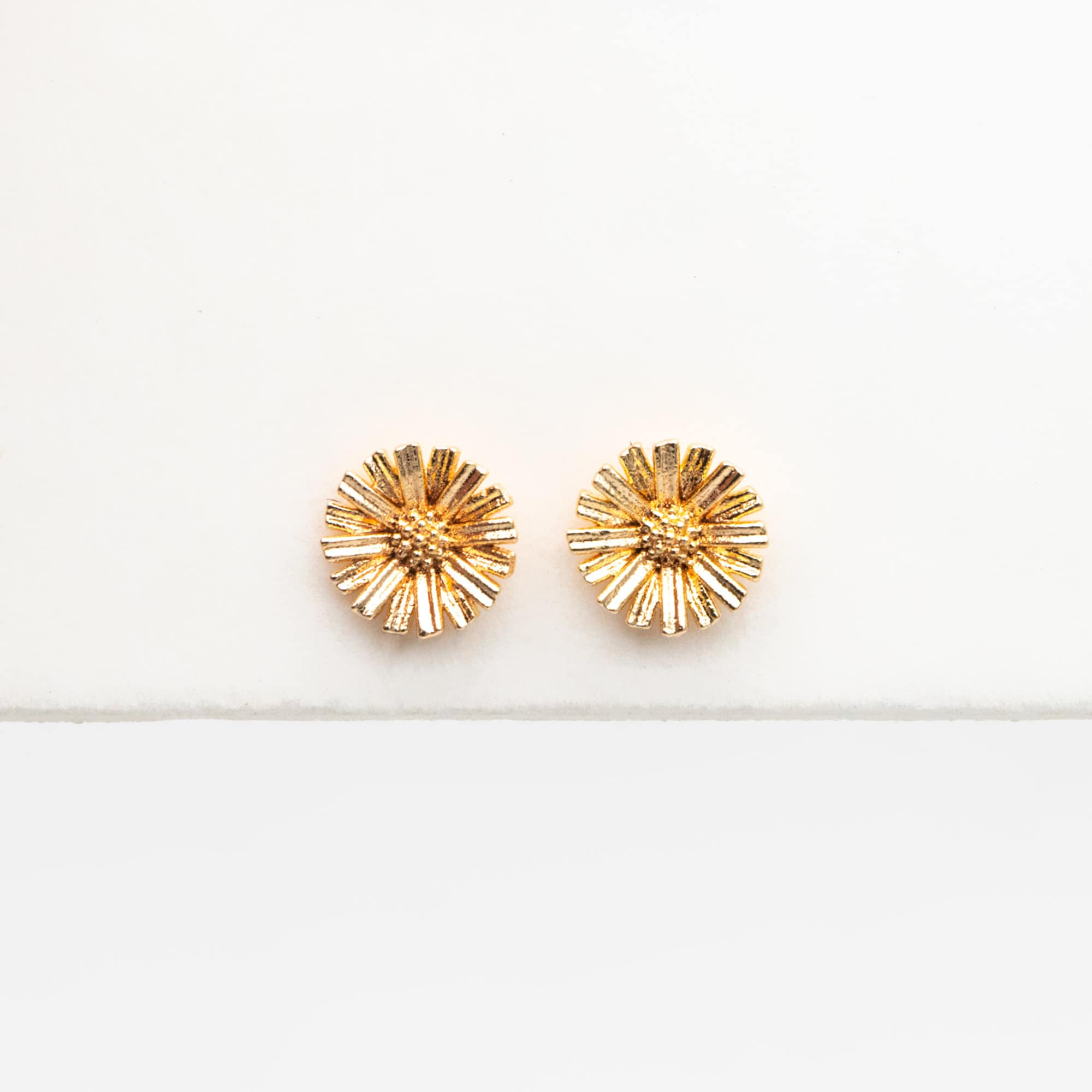 10pcs Gold Tiny Daisy Earrings 6.5mm, Gold Plated Brass, Minimalist Daisy Stud Earrings (GB-3381-E)