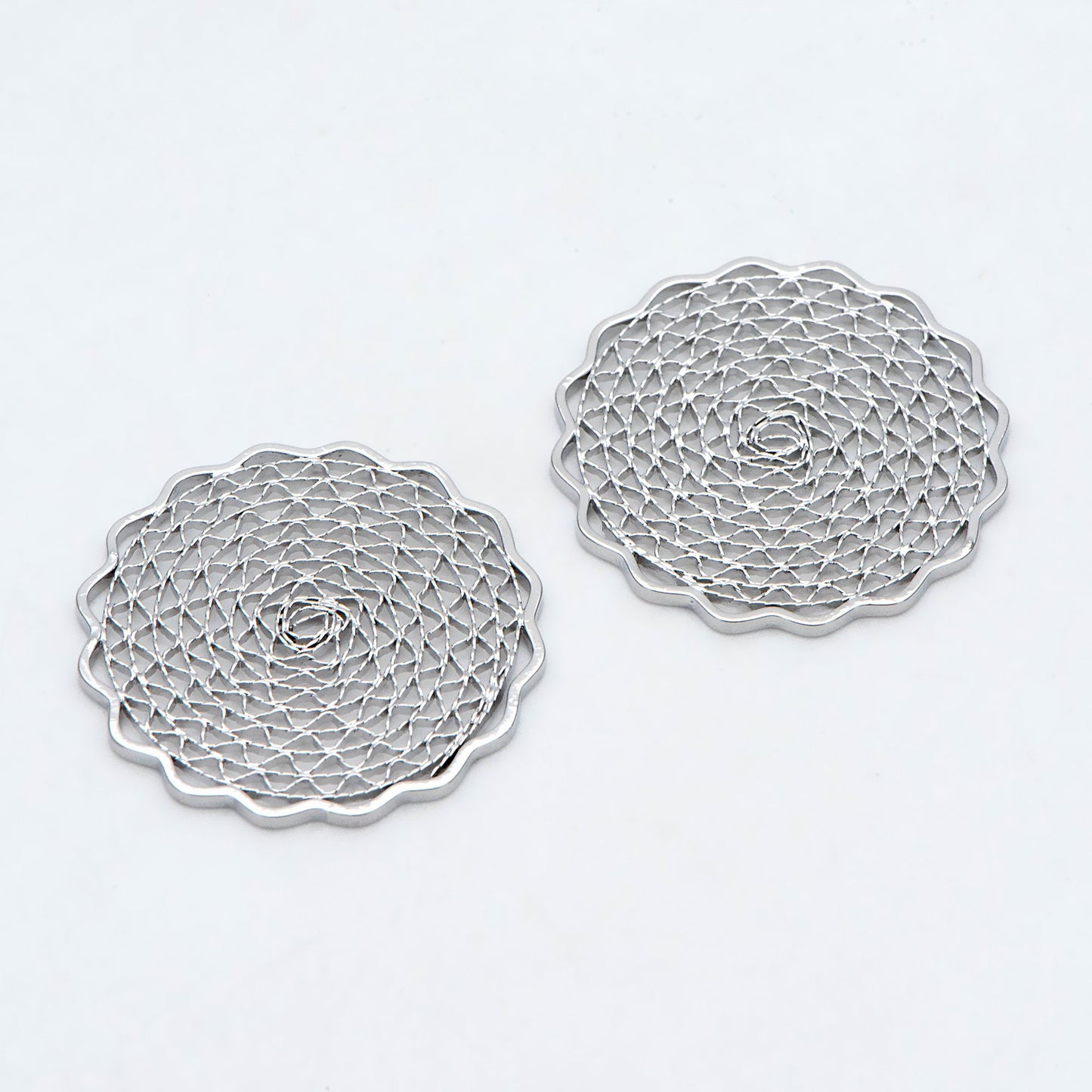 10pcs Gold/ Silver tone Filigree Round Charms 24mm, 18K Gold/ Rhodium plated Brass Floral Connectors (GB-366)