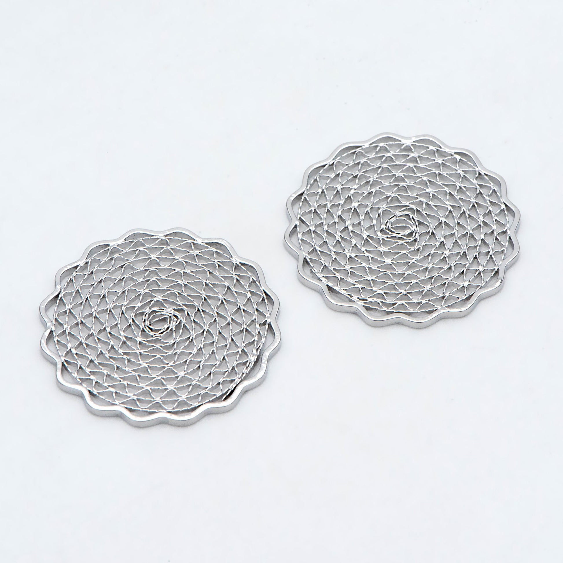10pcs Gold/ Silver tone Filigree Round Charms 24mm, 18K Gold/ Rhodium plated Brass Floral Connectors (GB-366)