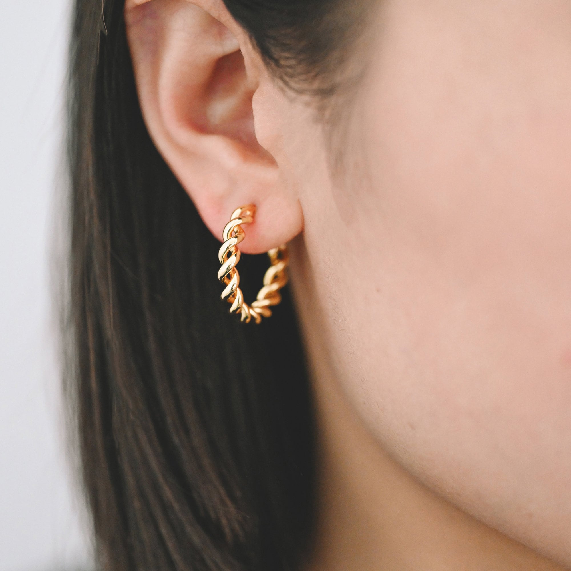 4pcs Gold Round Circle Ear Posts 24mm, Twisted Wire Stud Earrings, Simple Geometric Hoop Earrings (GB-2353)