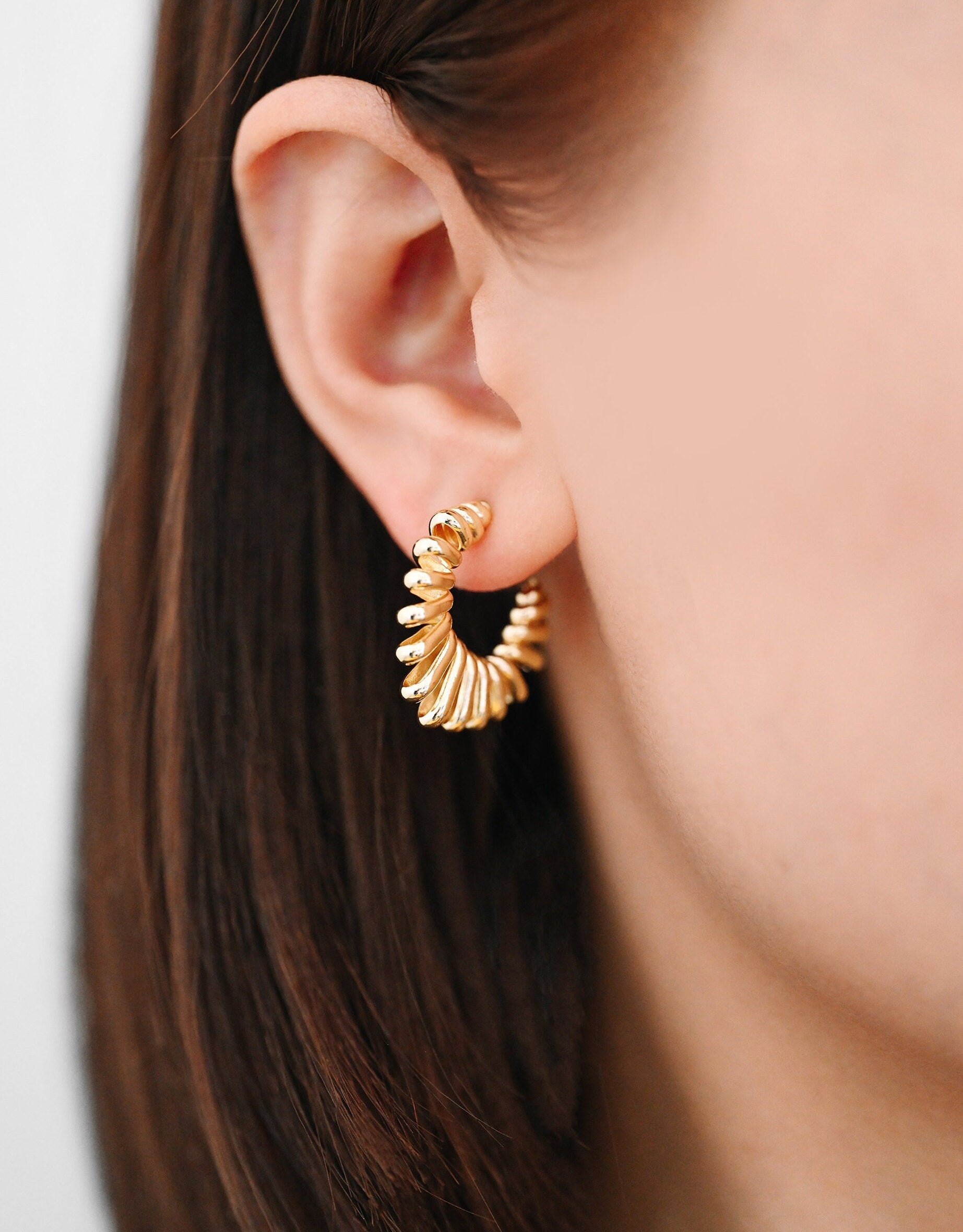 4pcs Gold Round Circle Ear Posts 26mm, Twisted Wire Stud Earrings, Simple Geometric Hoop Earrings (GB-3375)