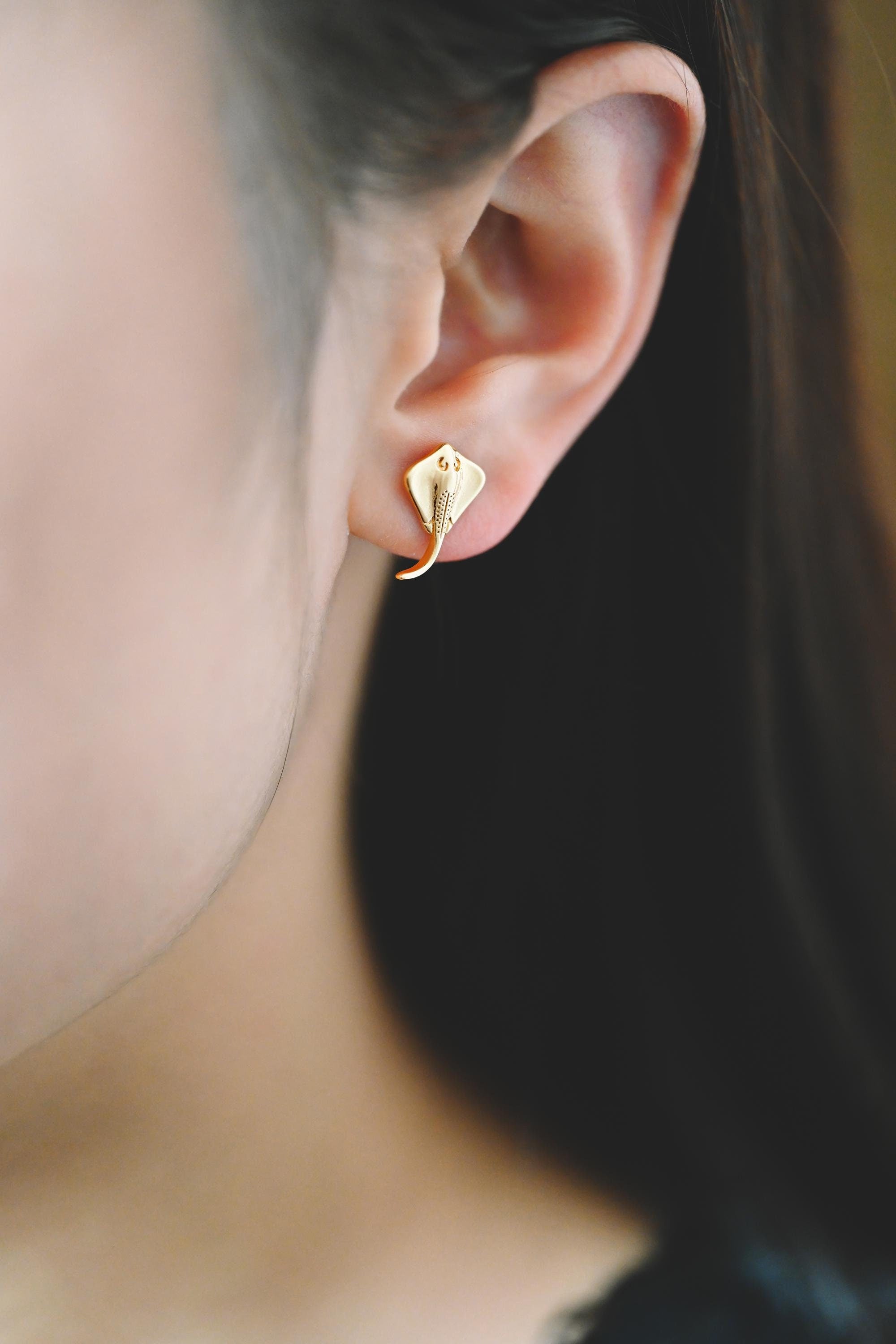 10pcs Gold Manta Ray Earrings, Gold plated Brass, Stingray Fish Stud Earrings (GB-4071)