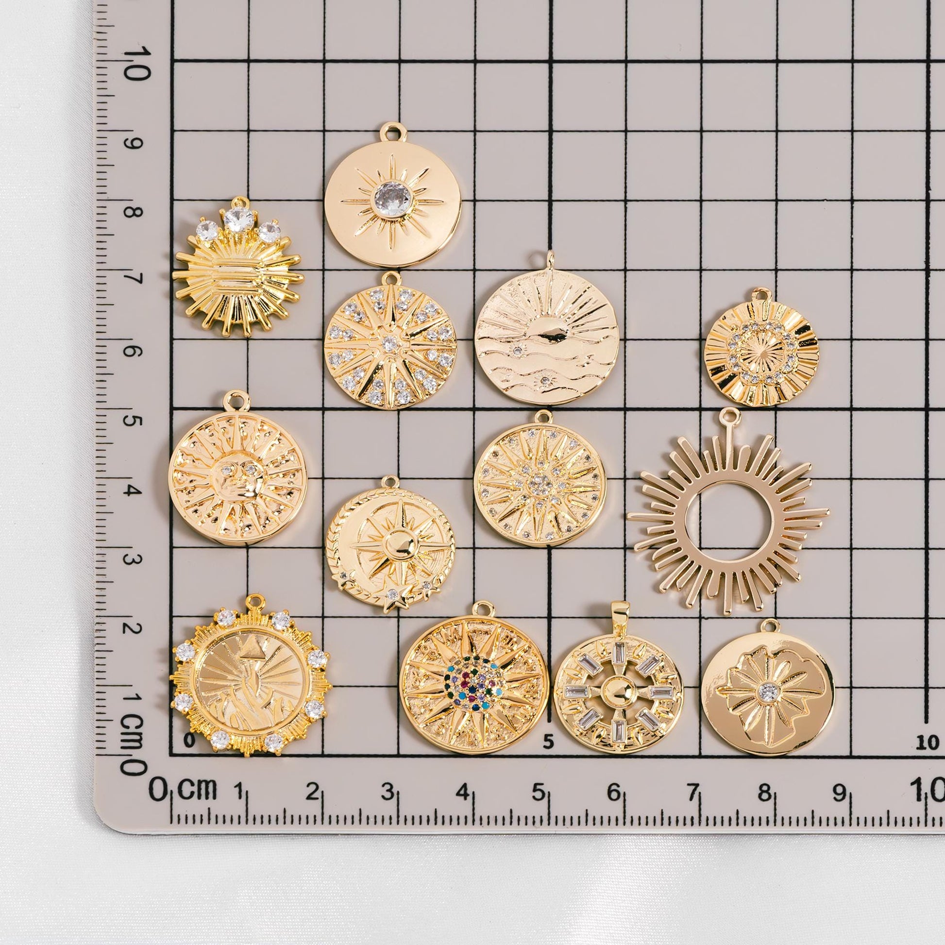 4pcs Gold Round Sun Charms , 18K Gold plated Brass, Disk Sun Pendants (GB-1232)