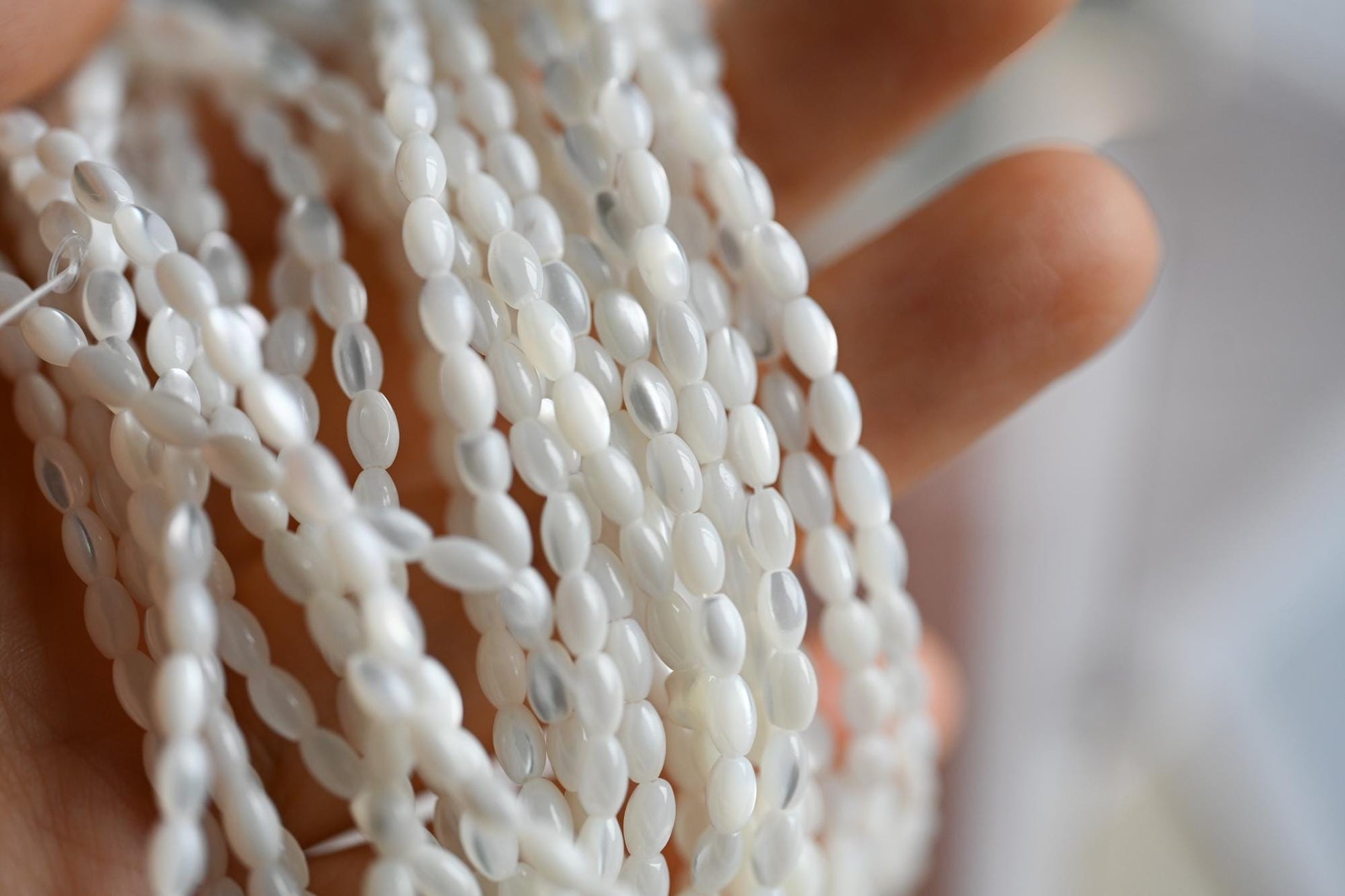 White Mother of Pearl Shell Oval Beads 3x5/ 4x6mm -(BK-008) Full strand