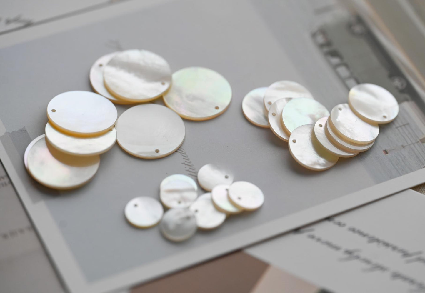 10pcs White Mother of Pearl Coin Charms, Round Disc MOP Shell Pendants 10/ 15/ 20mm (BK-003-A)