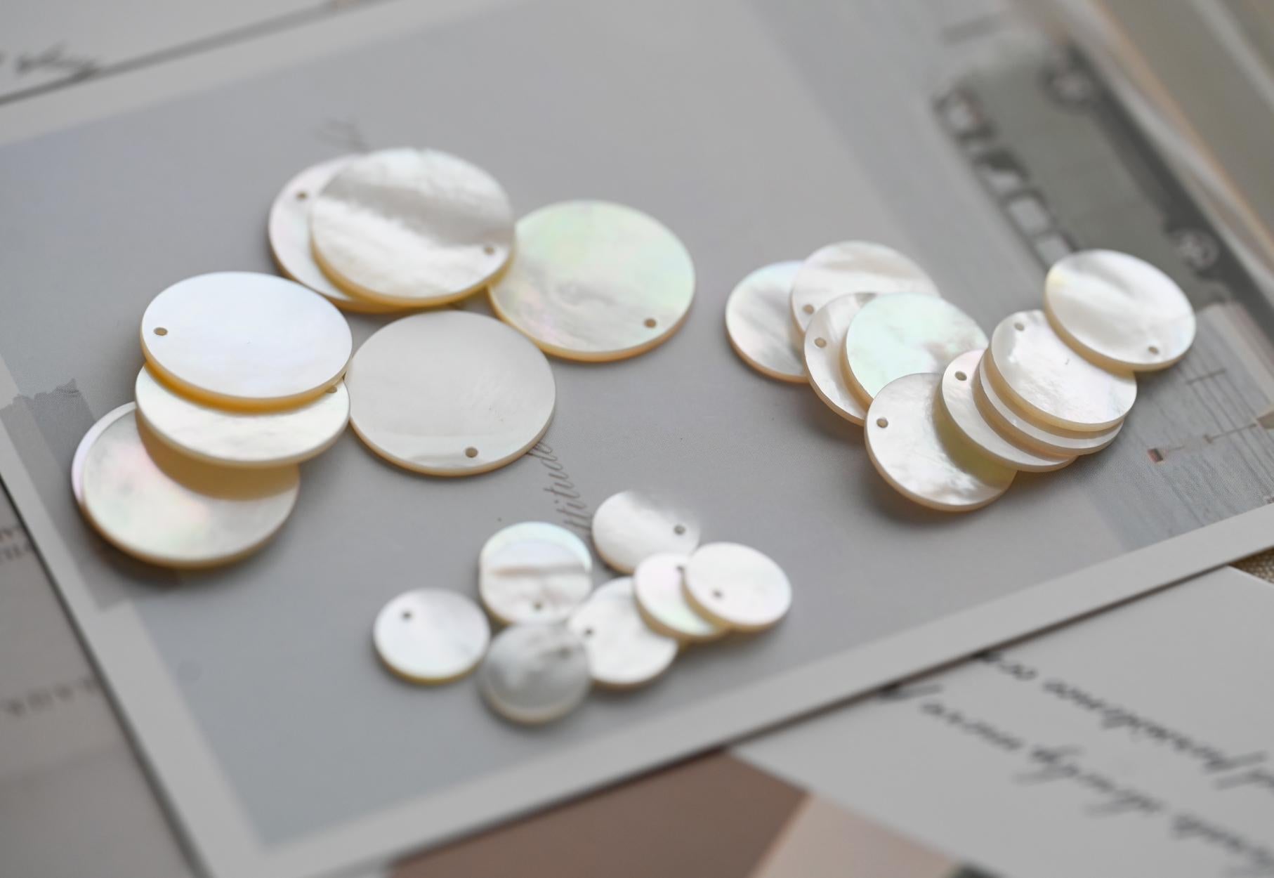 10pcs White Mother of Pearl Coin Charms, Round Disc MOP Shell Pendants 10/ 15/ 20mm (BK-003-A)