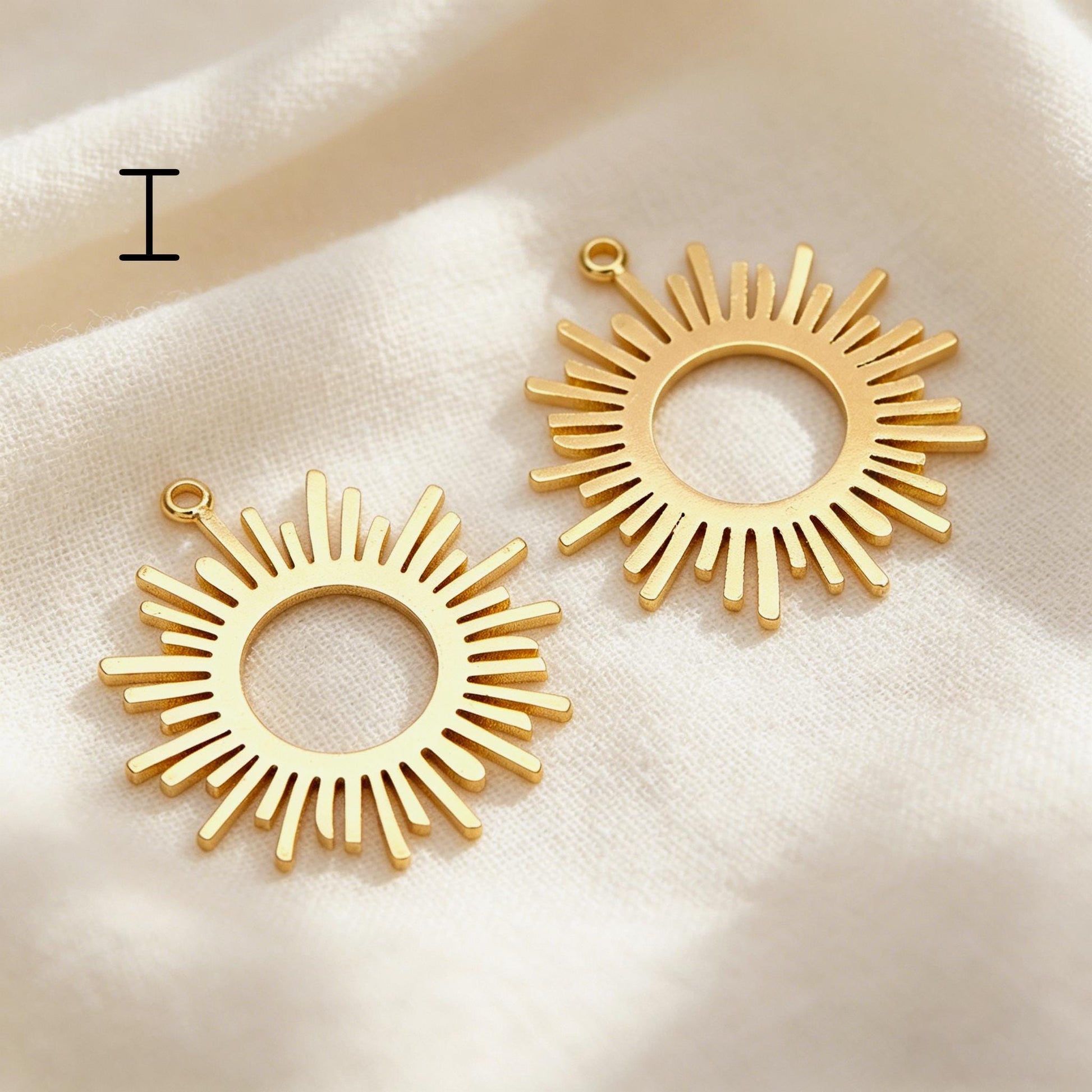 4pcs Gold Round Sun Charms , 18K Gold plated Brass, Disk Sun Pendants (GB-1232)