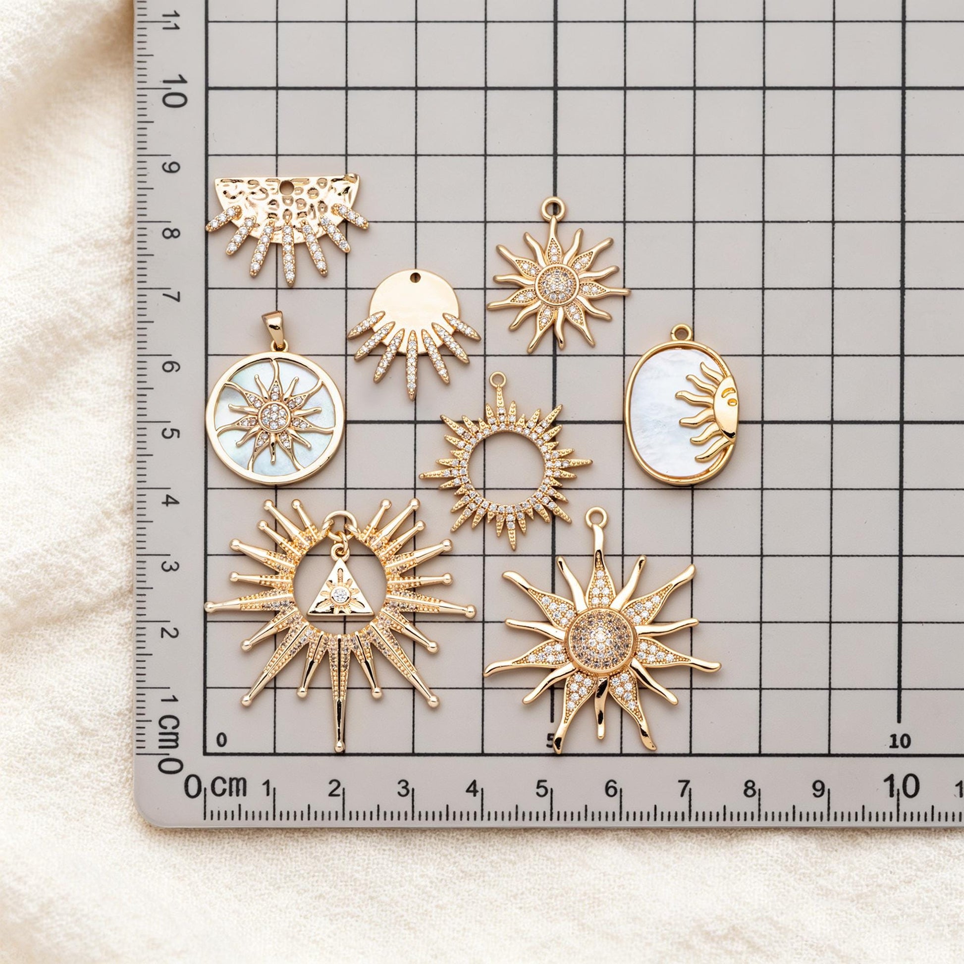 4pcs CZ Pave Gold/ Silver Sun Charms, 18K Gold/ Rhodium plated Brass, Sun Pendants (GB-2259)