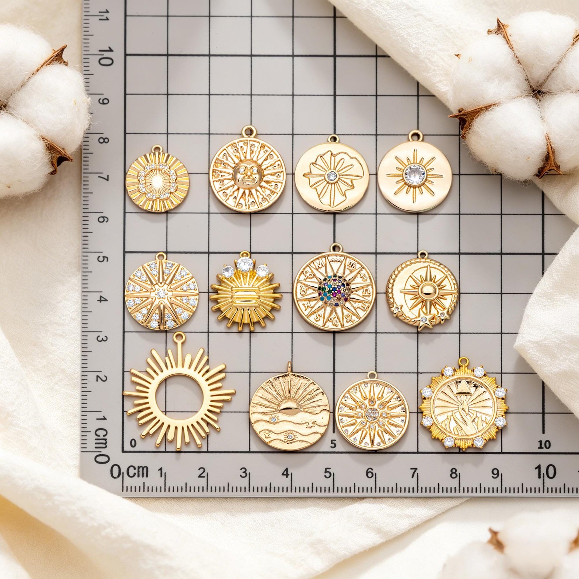 4pcs Gold Round Sun Charms , 18K Gold plated Brass, Disk Sun Pendants (GB-1232)