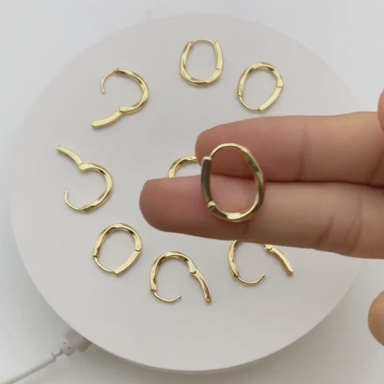 10pcs Gold/ Silver Twist Oval Earrings, Oval huggie earrings (GB-1656-E)