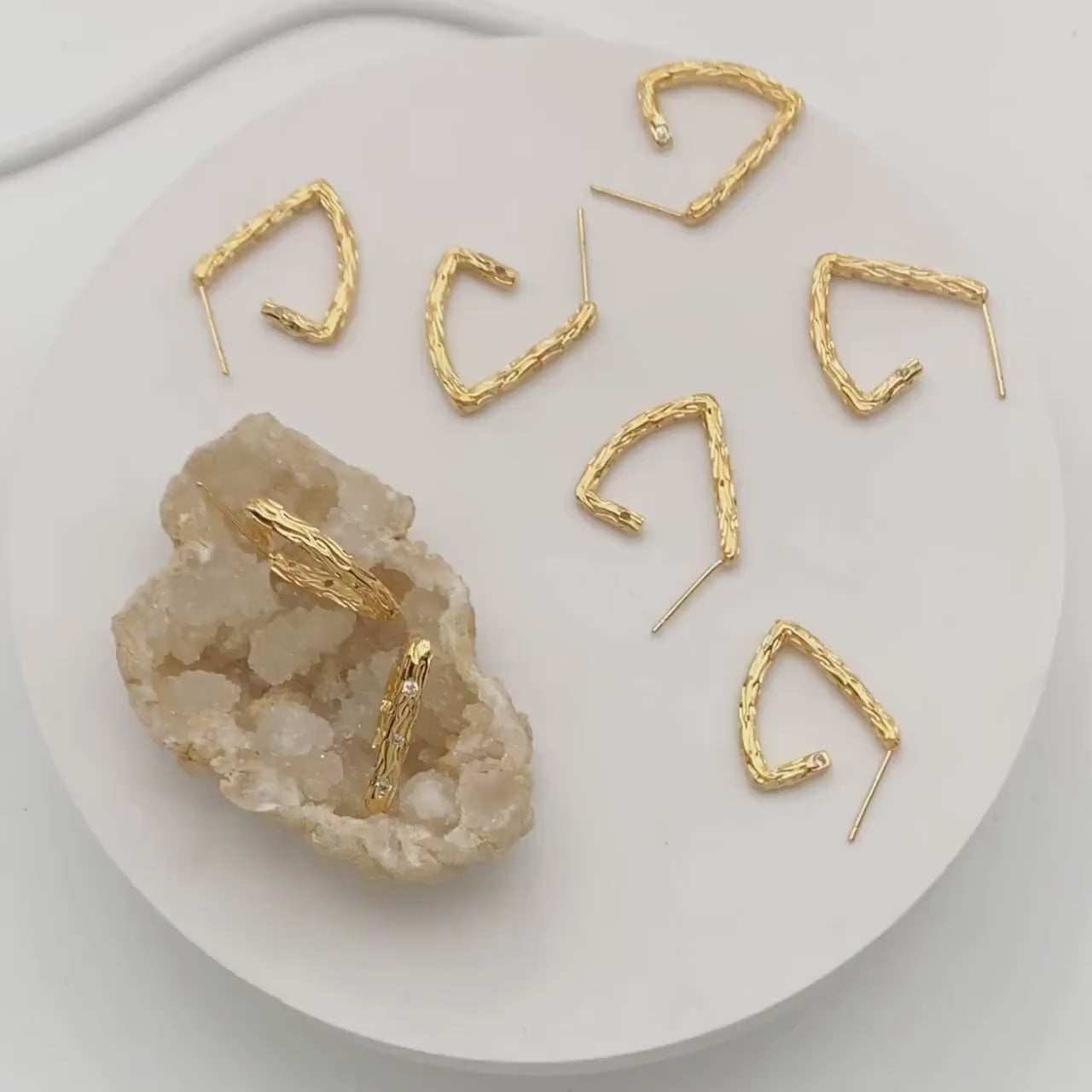 4pcs Triangle Bar Ear Posts 21mm, Gold Plated Brass, Geometric Rustic Earring Studs (GB-2605)