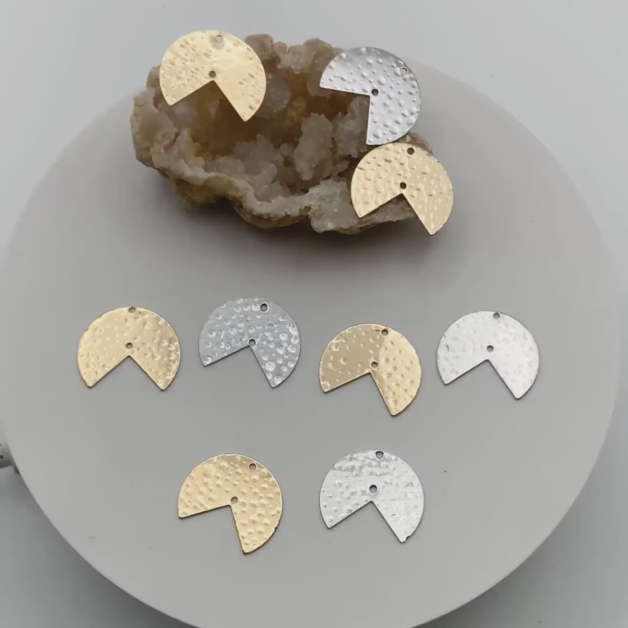 10pcs Gold/ Silver Hammered Round Charm Connectors 17x20mm, Gold/ Rhodium plated Brass Circle Fan Pendants (GB-654-B)