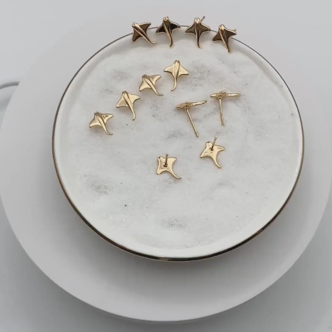 10pcs Gold Manta Ray Earrings, Gold plated Brass, Stingray Fish Stud Earrings (GB-4107)