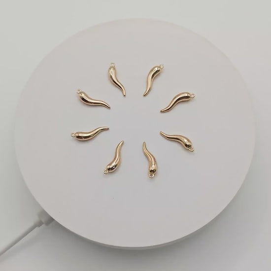 10pcs Gold Chili Charms, 18K Gold plated Brass, Pepper Pendants (GB-4606)
