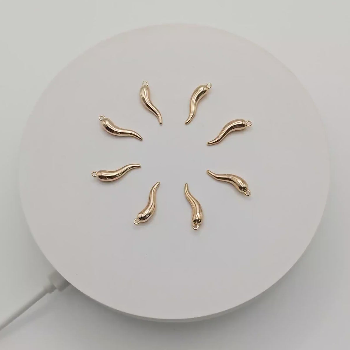 10pcs Gold Chili Charms, 18K Gold plated Brass, Pepper Pendants (GB-4606)